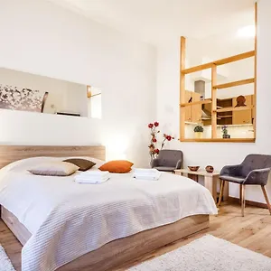 Downtown Charm With Balcony And Garden View Budapest