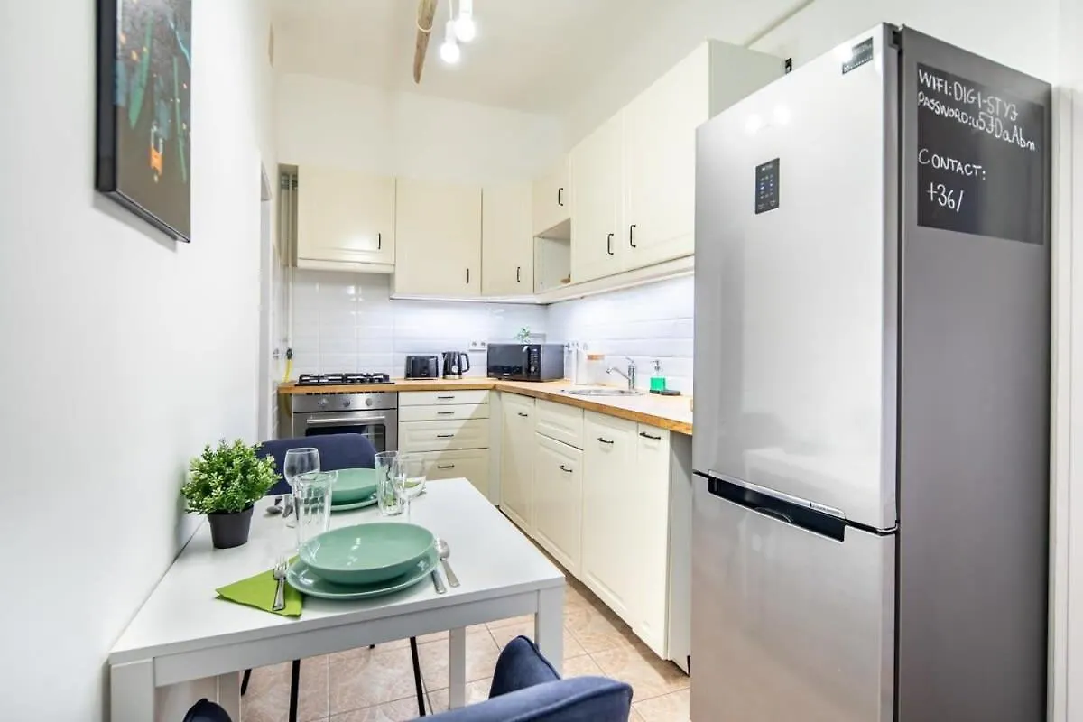Convenient Apartment At Gastro Driven Location Budapest
