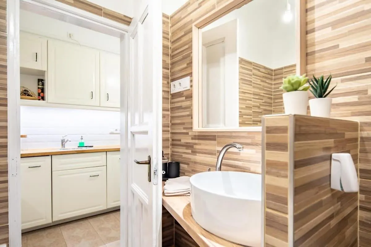 Convenient Apartment At Gastro Driven Location Budapest