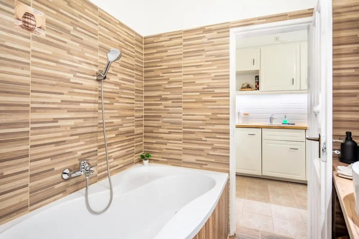 Convenient Apartment At Gastro Driven Location Budapest
